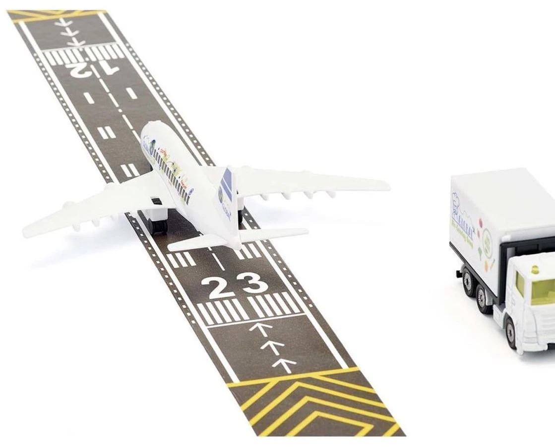 SIKU 6312, Flughafenset, Metall/Kunststoff, Weiß, Inkl. Verkehrsflugzeug, Catering-Fahrzeug, Anhänger Mit Fluggasttreppe, Flughafenschlepper, Kofferanhänger Und 5m Langes Rollfeld-Tape 9 SIKU 6312, Flughafenset, Metall/Kunststoff, Weiß, Inkl. Verkehrsflugzeug, Catering-Fahrzeug, Anhänger Mit Fluggasttreppe, Flughafenschlepper, Kofferanhänger Und 5m Langes Rollfeld-Tape – Bild 7