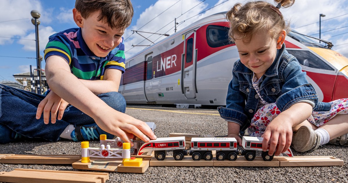 Haba || Ravensburger || Brio Verkäufe -Haba || Ravensburger || Brio Verkäufe Children play with the Azuma model LNER thumb